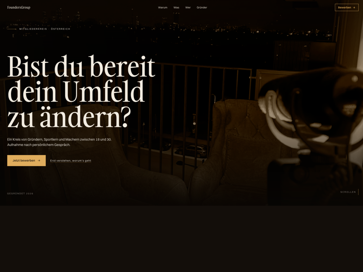 foundersgroup.at Startseite — zwei Samtsessel auf einem Wiener Balkon bei Nacht mit der Headline „Bist du bereit dein Umfeld zu ändern?“