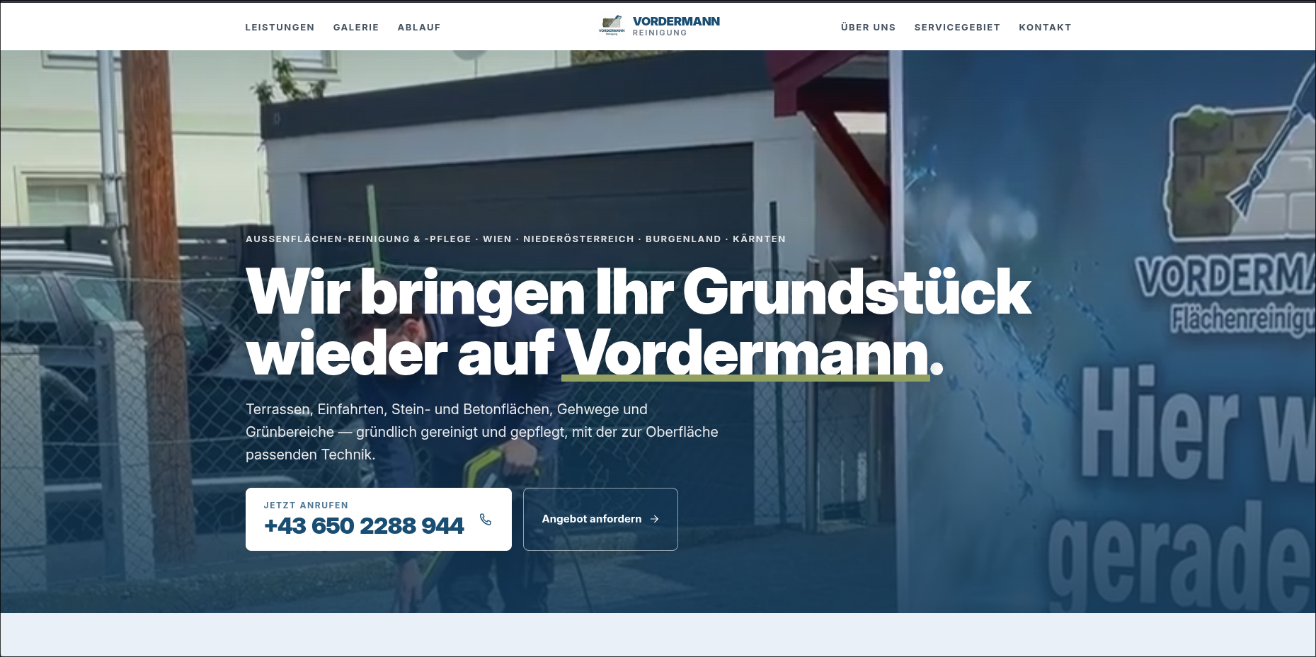vordermann-reinigung.at Startseite — Mitarbeiter im Einsatz vor einer Garageneinfahrt mit der Headline „Wir bringen Ihr Grundstück wieder auf Vordermann."